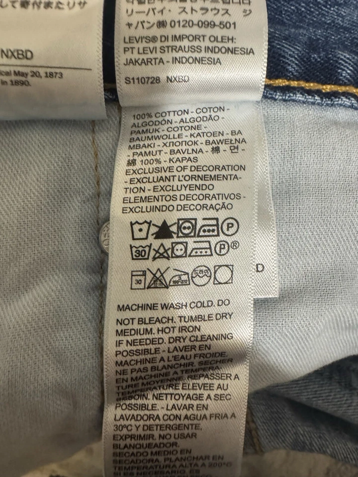 Levi's 550 Size 48x28 Medium Wash Relaxed Fit Jeans - EUC - Image 4 of 4