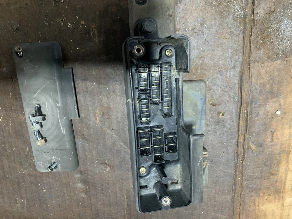 Honda Rebel 450 cmx 450 1986 montaje de caja de fusibles Foto 3 de 4