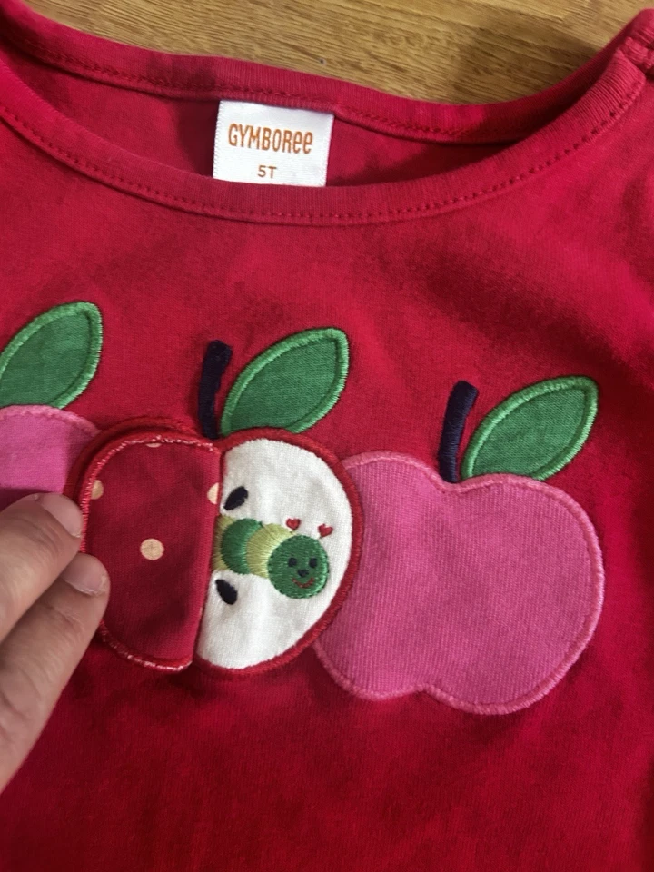 Camiseta roja Gymboree para niñas talla 5T Apple Peekaboo 100 % algodón Foto 3 de 4