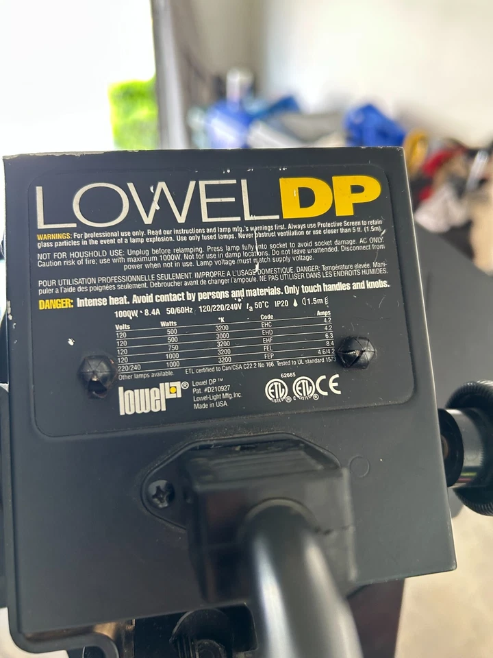 Lowel DP 1000W Continuous Tungsten Focus Flood Spotlight W/ POWER CABLE W/ Stand - Image 3 of 4