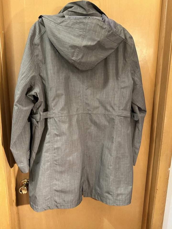 KIrkland Women's XL Hooded Raincoat in Grey Snap and Zipper Closure - Image 4 of 4