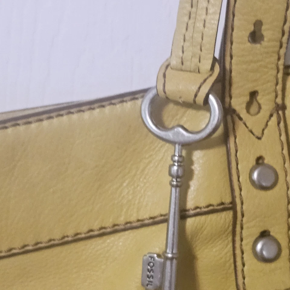 Bolso de hombro Fossil amarillo vintage con dije de llave *LEER* Foto 3 de 4