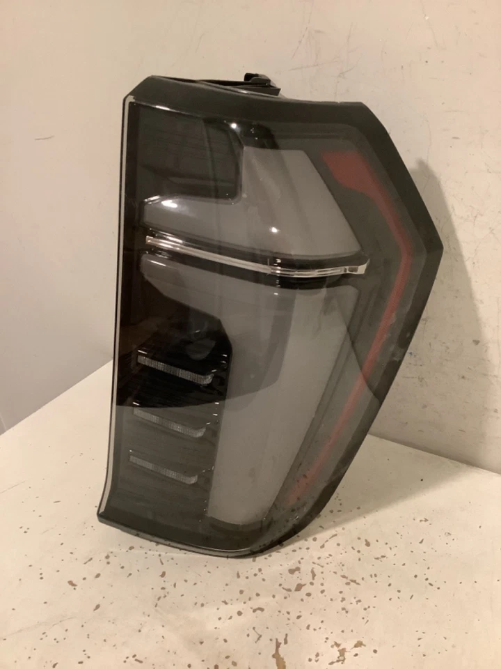 Luz trasera derecha para pasajero Chevy Tahoe Suburban 2025 OEM C60R-20386 TL Foto 2 de 4