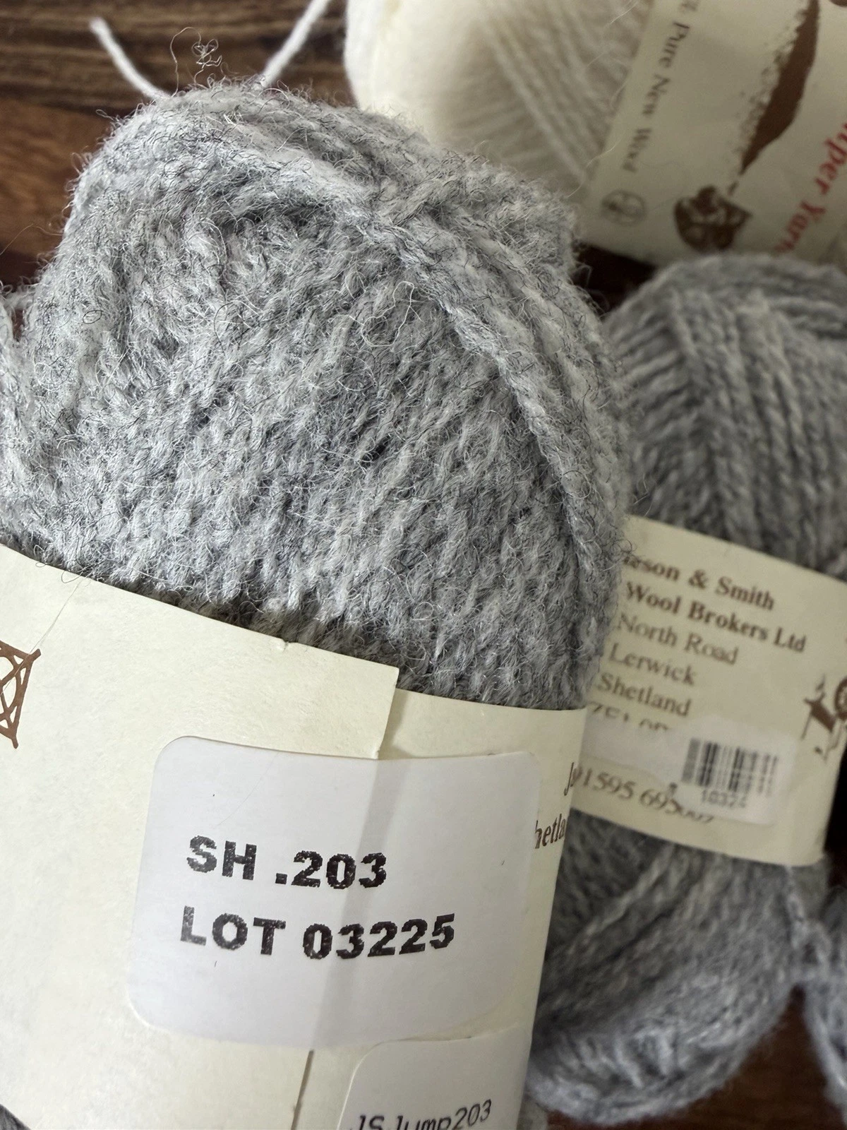 Jamieson & Smith Shetland Wool Yarn 2 Ply Jumper 4 Grey 2 Ivory 2 No Label - product detail image 4