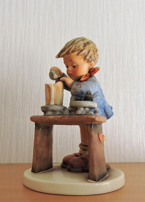 Goebel Hummel Figur 345 - Junge mit Waage  ''Der Kaufmann''