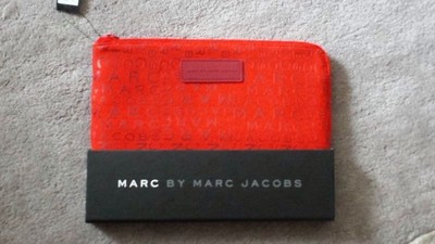 MARC BY MARC JACOBS Mini-Tablet-Etui mit durcheinanderem Logo (Cabernet+rot+multi) ORIGINAL