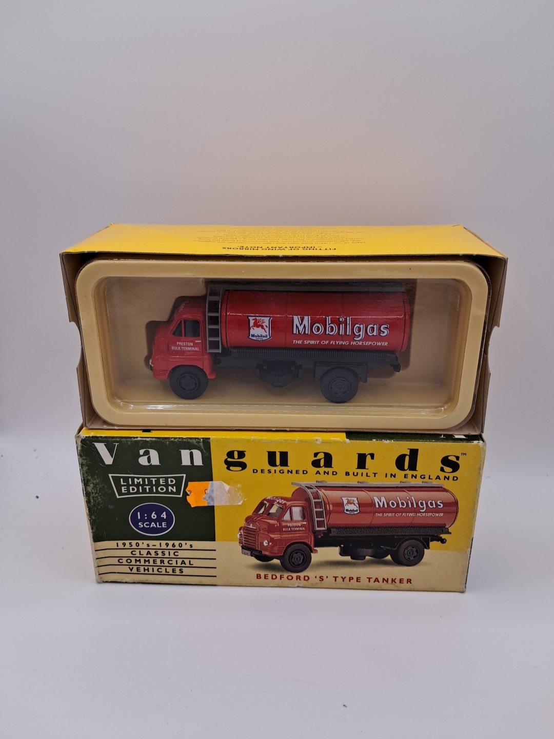 VANGUARDS BEDFORD S TYPE TANKER 1:64  Mobilgas