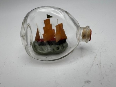 Vintage Miniatur Schiff in einer Flasche Grübchen Flasche 5 cm x 3,5 cm