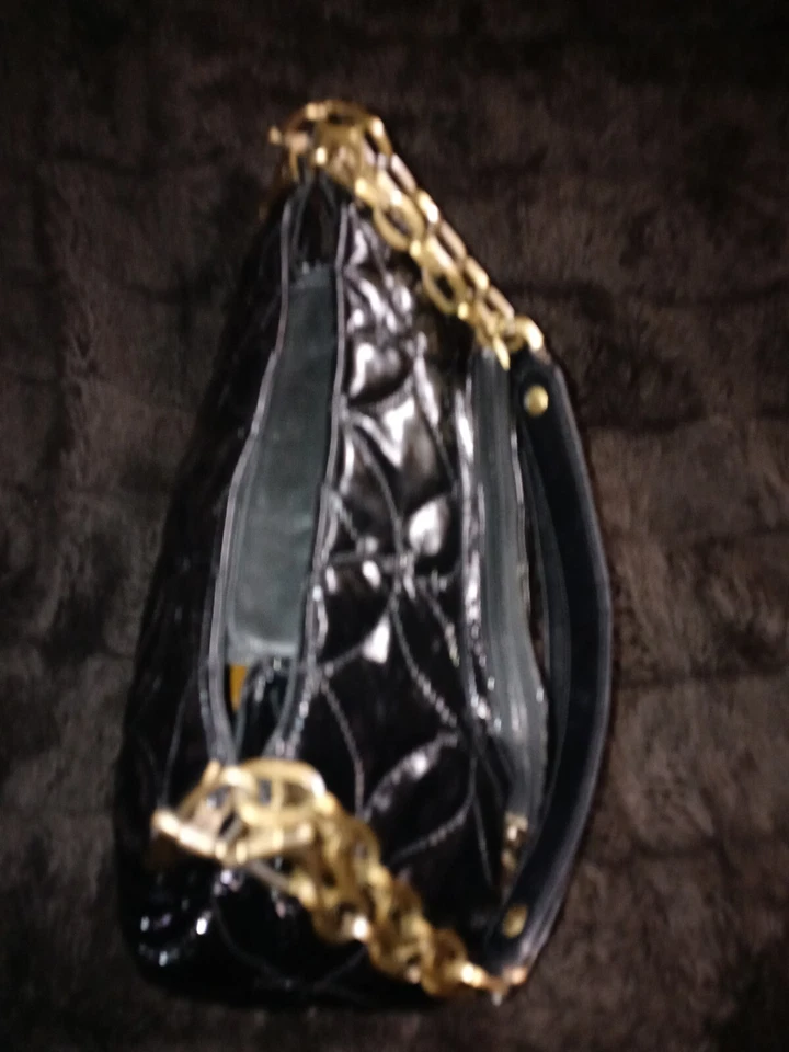 Bolso de hombro Eric Javits acolchado con diamantes charol negro. Foto 3 de 4