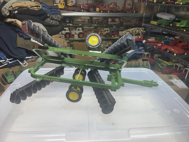 ERTL John Deere Green Gang 220 Power Flex Disc 1/16
