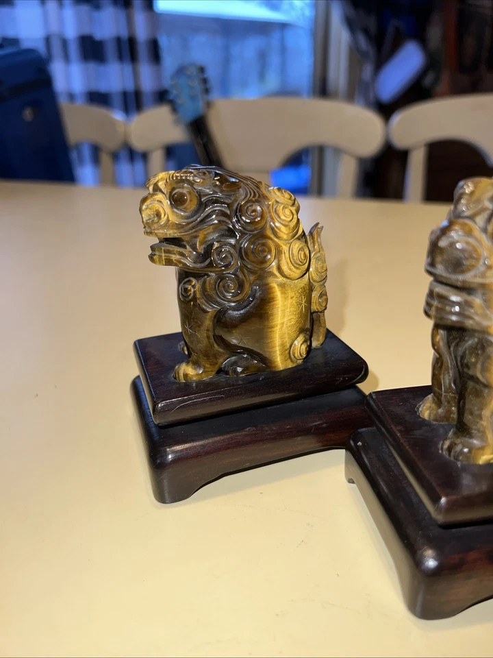 Ojo de tigre tallas de piedra de Foo Dogs (Leones guardianes) en soportes de madera Foto 2 de 4