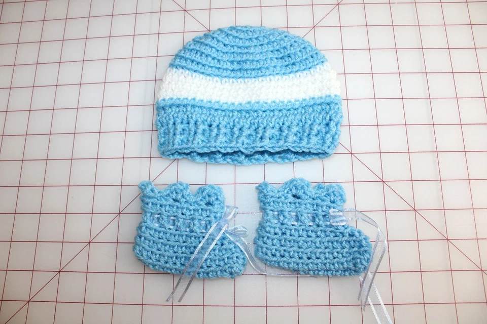 Juego de mantas de bebé de franela hechas a mano con sombrero y botines. Estrellas. Bordes de ganchillo. Foto 3 de 4