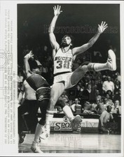 1983 Press Photo Philadelphia’s Julius Erving collides with Brian Winters, NBA