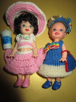 B2172) ZWEI RARE ORIGINALE BARBIE SHELLYS MATTEL IN FEINER HÄKEL-KLEIDUNG+SCHUHE