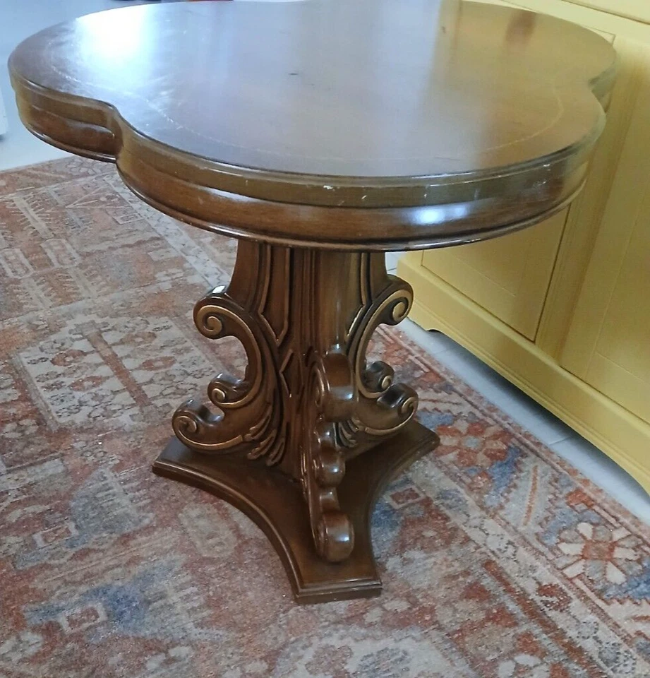 Mesa de pedestal con tapa de trébol estilo único vintage Foto 3 de 4