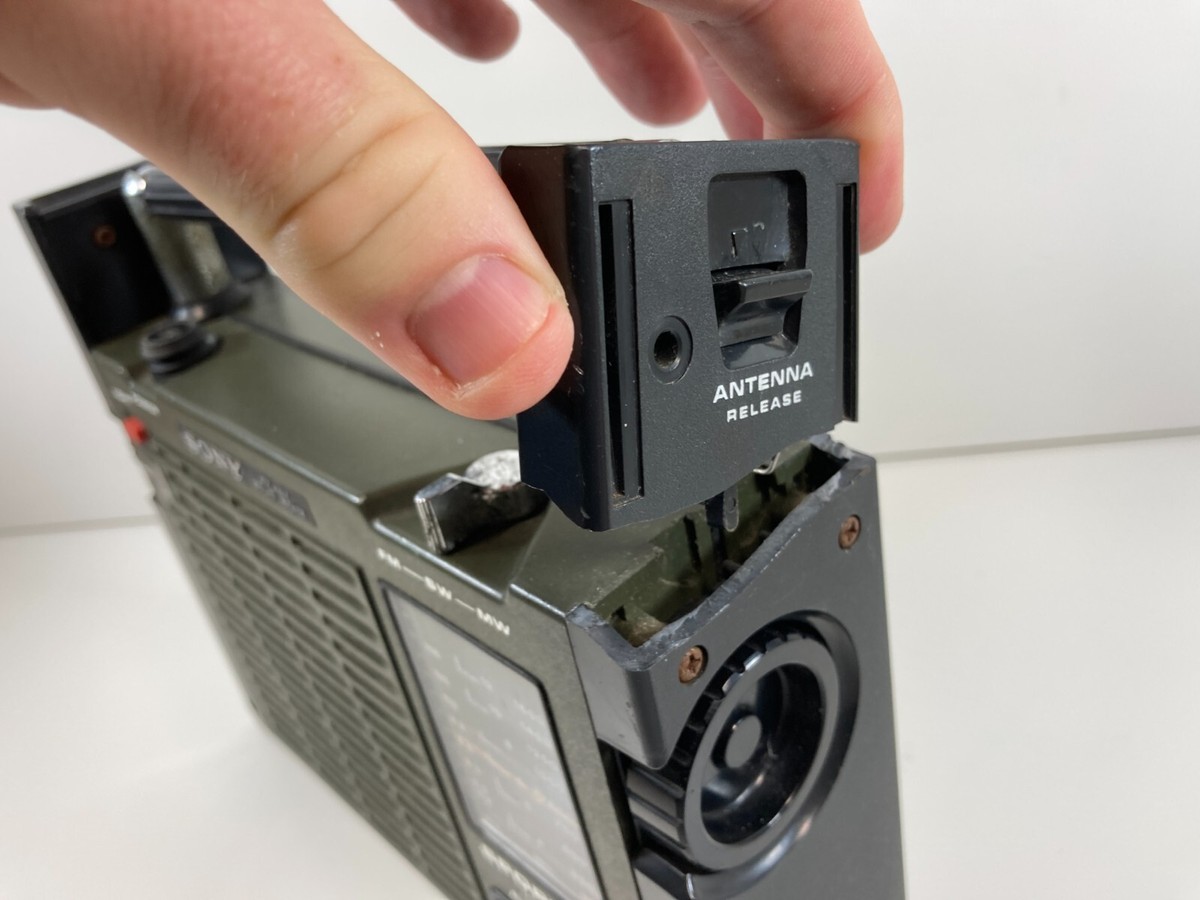Sony ICF- 111B- Sports 11 All Weather Radio FM/SW/MW BROKEN Sony ICF- 111B- Sports 11 All Weather Radio FM/SW/MW BROKEN