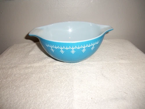 Vintage 1972 PYREX 'Snowflake Blue Mixing Bowl" Blue (2.5 Qt.)