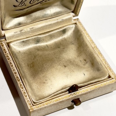 Écrin Ancien Pour Bijou - Monogramme EM - Couleur Blanc - Occasion Avec Taches