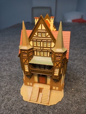 Vollmer #43748 HO 1/87 4 Story Old Post Office Building With Street Light Built