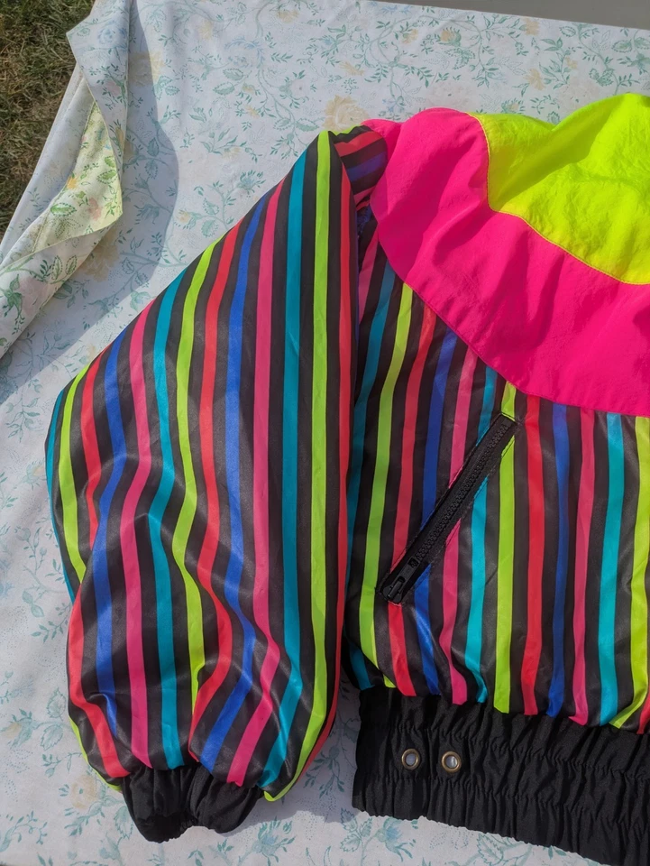 Chaqueta de diseño alpino vintage para mujer 14 L neón acolchado abrigo de esquí retro años 80 hecha en EE. UU. Foto 3 de 4