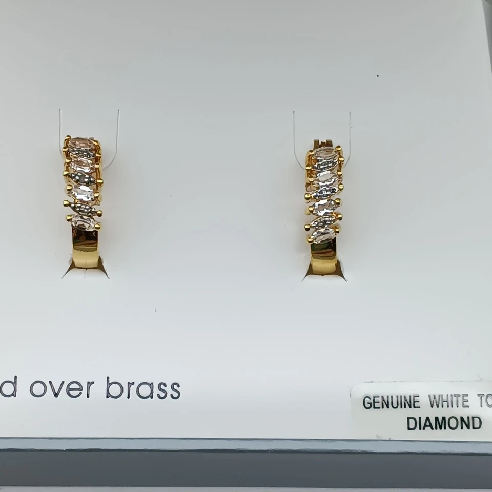 Pendientes tipo argolla clásicos Treasures de oro de 18 quilates sobre latón con topacio blanco y diamante Foto 2 de 4