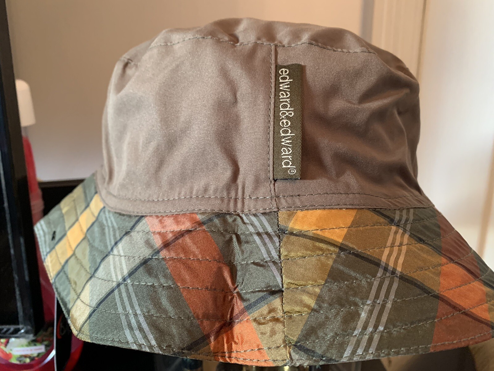 Sombrero con cubo de lluvia Parimex Vogue Edward & Edward festival moda bajo la lluvia #3