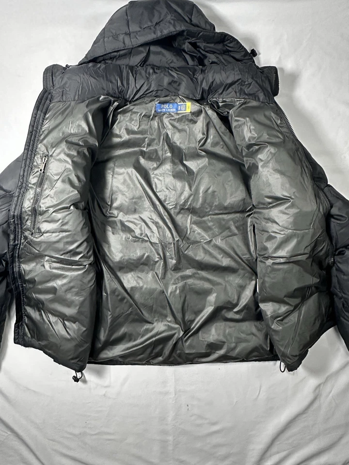 Polo Ralph Lauren – Doudoune Homme Noire Capuche – Logo Rouge – Neuve - Photo 3/4