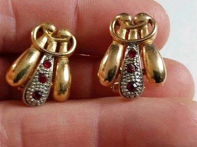 PAIRE DE BOUCLES D OREILLES PLAQUEES OR FORME D ABEILLE RUBIS SYNTHESE VINTAGE - Photo 1/4