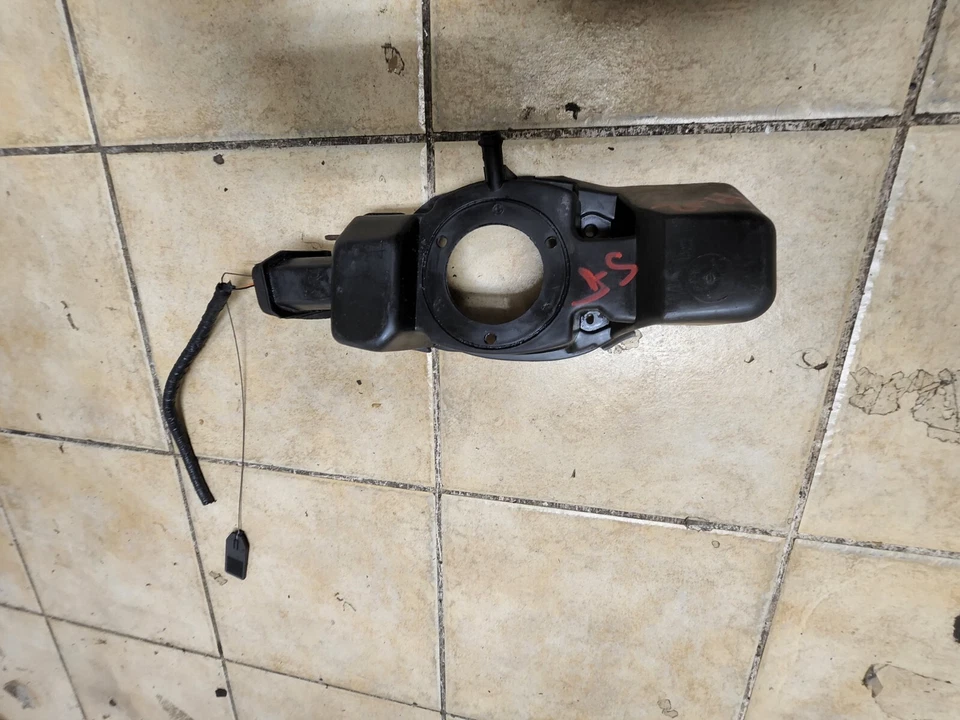 2000 2001 2002 LINCOLN LS FUEL DOOR HOUSING LOCK - Image 2 of 2