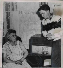 1952 Press Photo Mary B Costell and son Paul hoping for a news from Hobson Crew