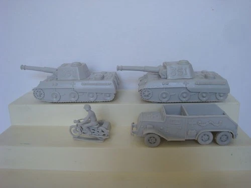 Marx  Desert Fox / Complete Set of German Tanks / Vehicles / Light Grey (A)