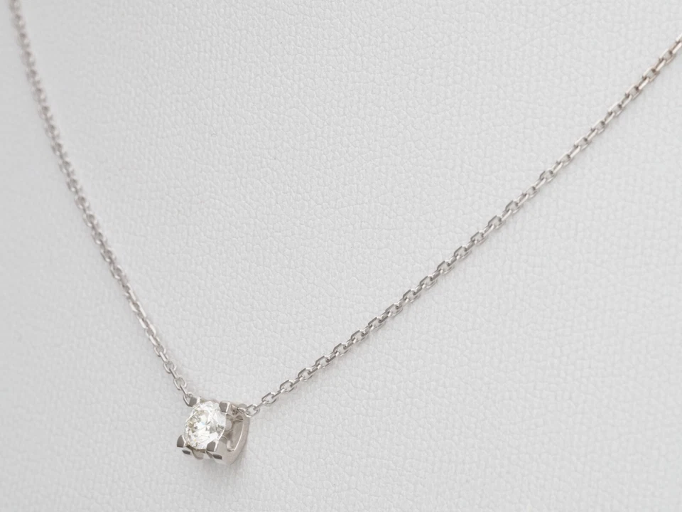 Collar solitario de diamantes Cartier de oro blanco de 18 quilates C de Cartier en caja PVP £4400 Foto 4 de 4