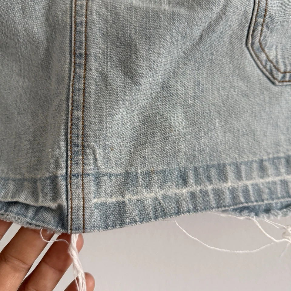 Mini-saia jeans vintage Y2K 2000s JLO Jennifer Lopez desgastada tamanho 9 32" cintura - Imagem 2 de 4