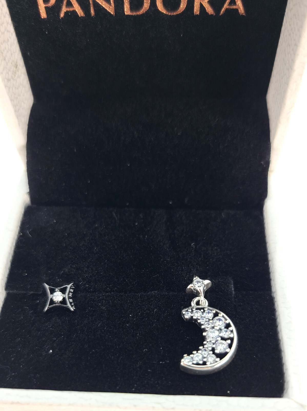 Pendientes de tachuelas de luna y estrella de media luna brillante Pandora # 292782C01 con caja
