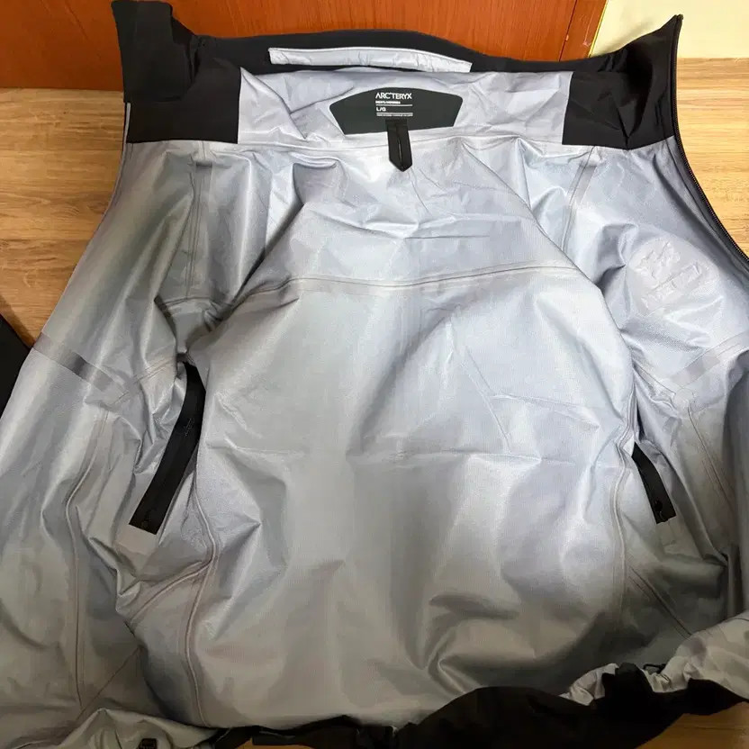 Arc'teryx Beta LT Vintage Jacket, Size Not Specified, Pre-Owned thumbnail 3