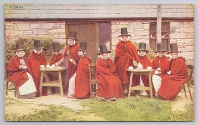 Walisische Damen Teeparty traditionelles Kostüm große Hüte Stein Landhaus Postkarte