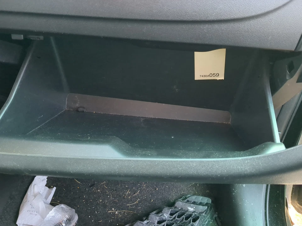 Mitsubishi Mirage 2019 guantera de pasajero puerta compartimento de almacenamiento N27RH Foto 2 de 2