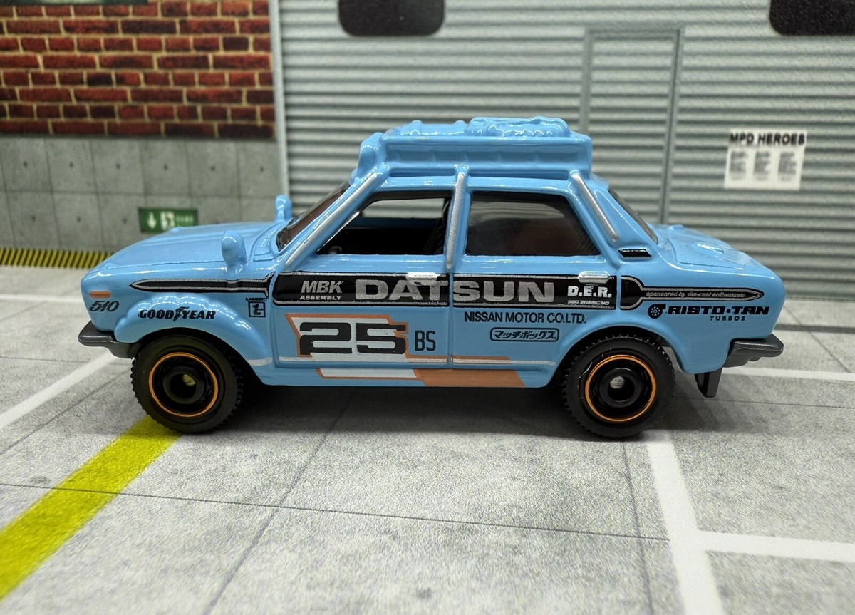 Matchbox Datsun 510 Rally 1970 – Voiture Miniature Bleue 1:64 – Modèle Collector 2025