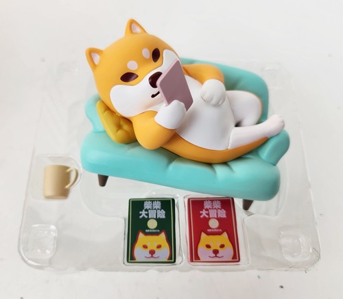 Guraya HomeShiba Shiba Inu Dog Lounging on Sofa Chilling Figure Figurine