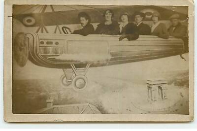 Fotokarte - Menschen im Flugzeug über dem Arc de Triomphe - Surreali