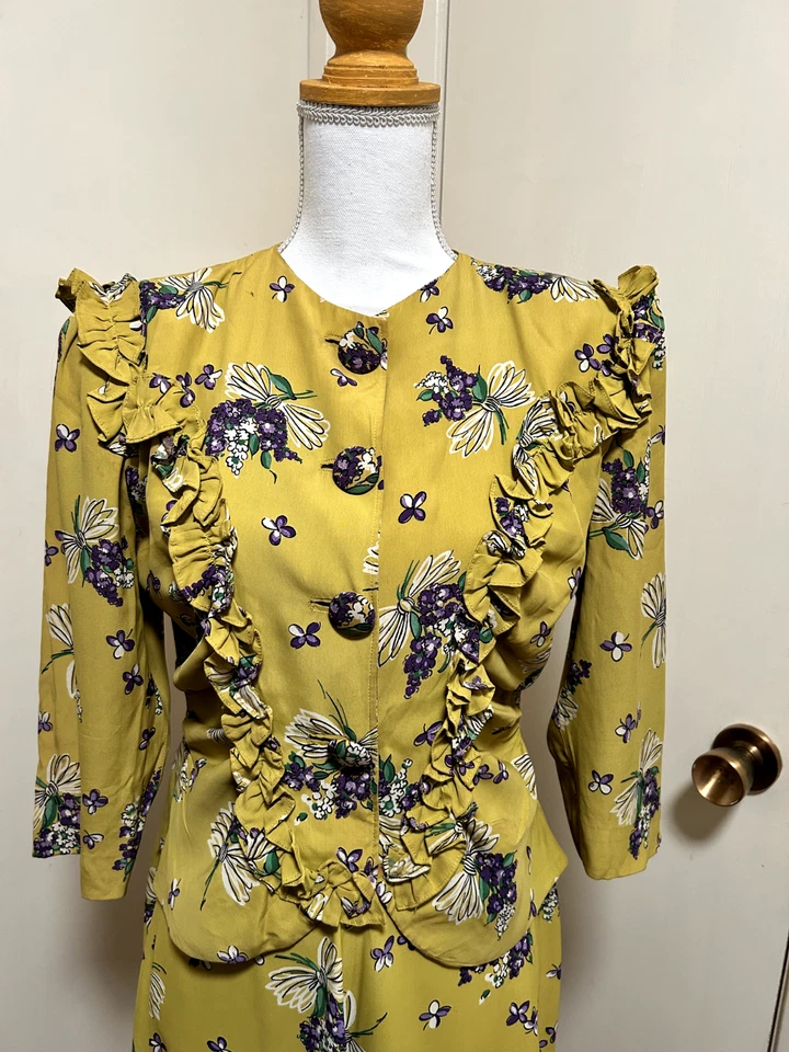 1940/41, probablemente, Falda y Top Amarillo con Estampado de Flores de Lavanda, Probablemente Rayón, Foto 2 de 4