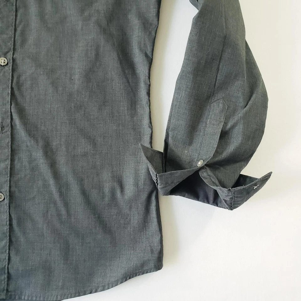 Camisa de vestir informal gris oscuro manga larga calce moderno de H&M para hombre Foto 2 de 4