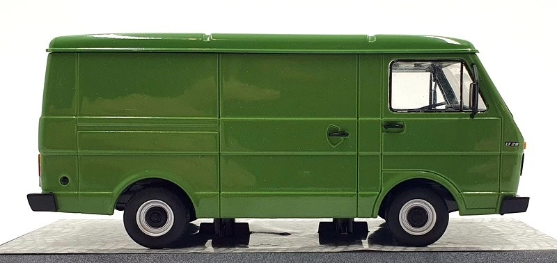 Premium ClassiXXs 1/43 Scale 13300 - Volkswagen KT28 Kastenwagen - Green — 第 3/4 张图片