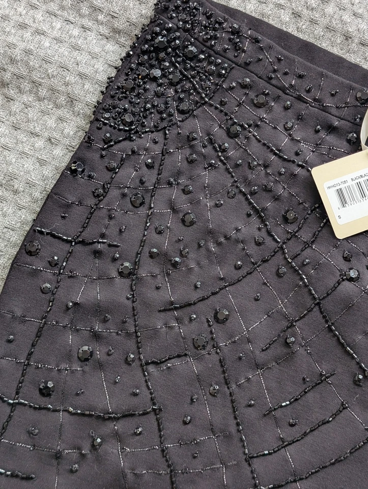 Falda Alta Hippie Mujer Pequeña Negra Adornada con Cuentas Mini Jet Tachuelas Fiesta Foto 2 de 4