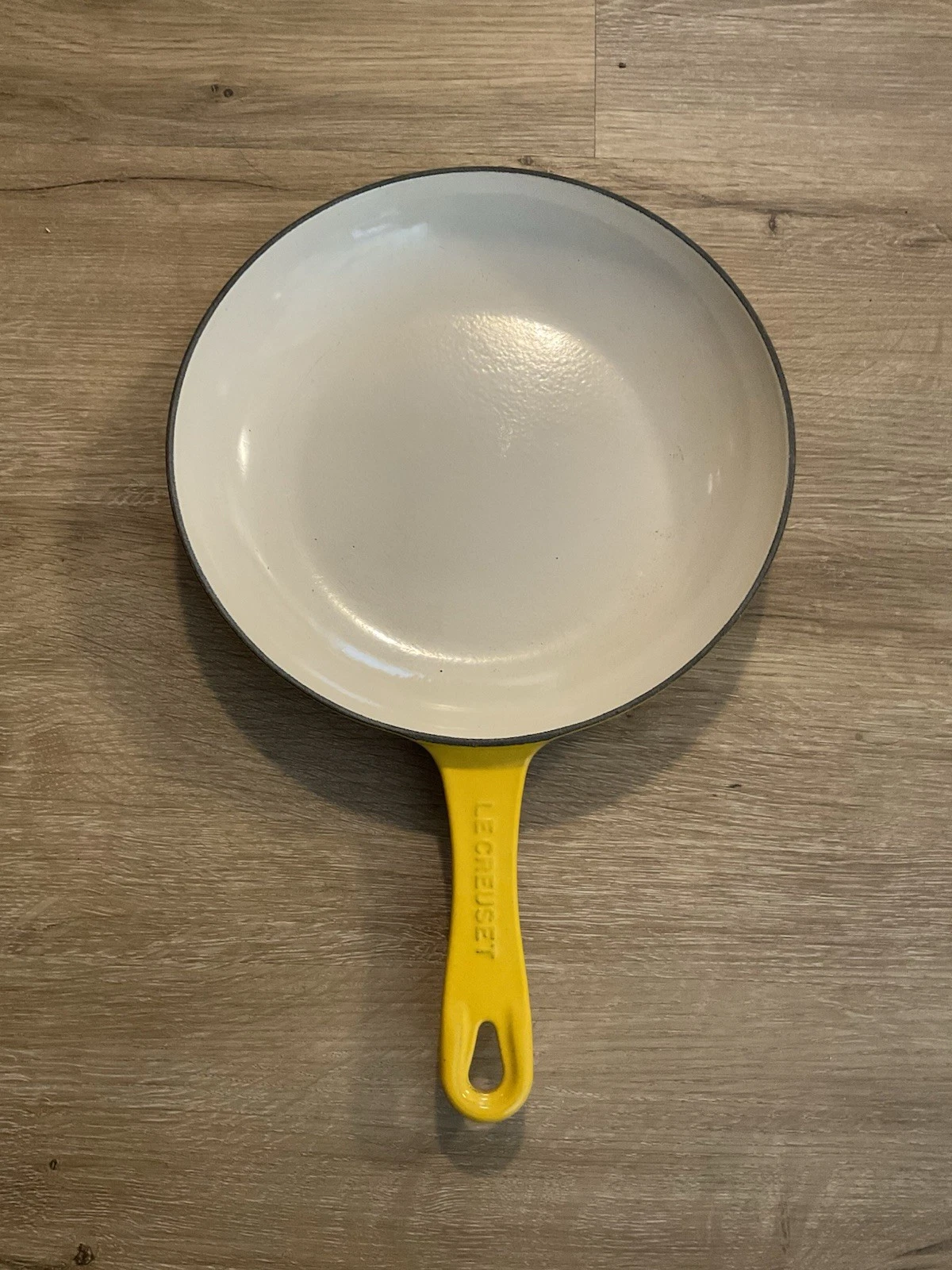 Le Creuset Cast Iron Enamel Shallow Fry Omelette Pan Yellow Nectar 9 3/4"
Opens in a new window or t