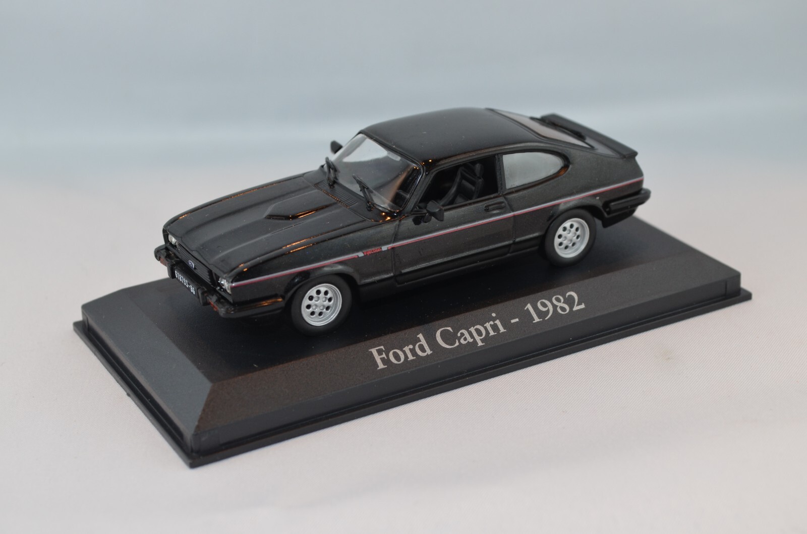 Ford Capri 1982 IXO nostalgie automobile 1/43 pour revivre les souvenirs de route