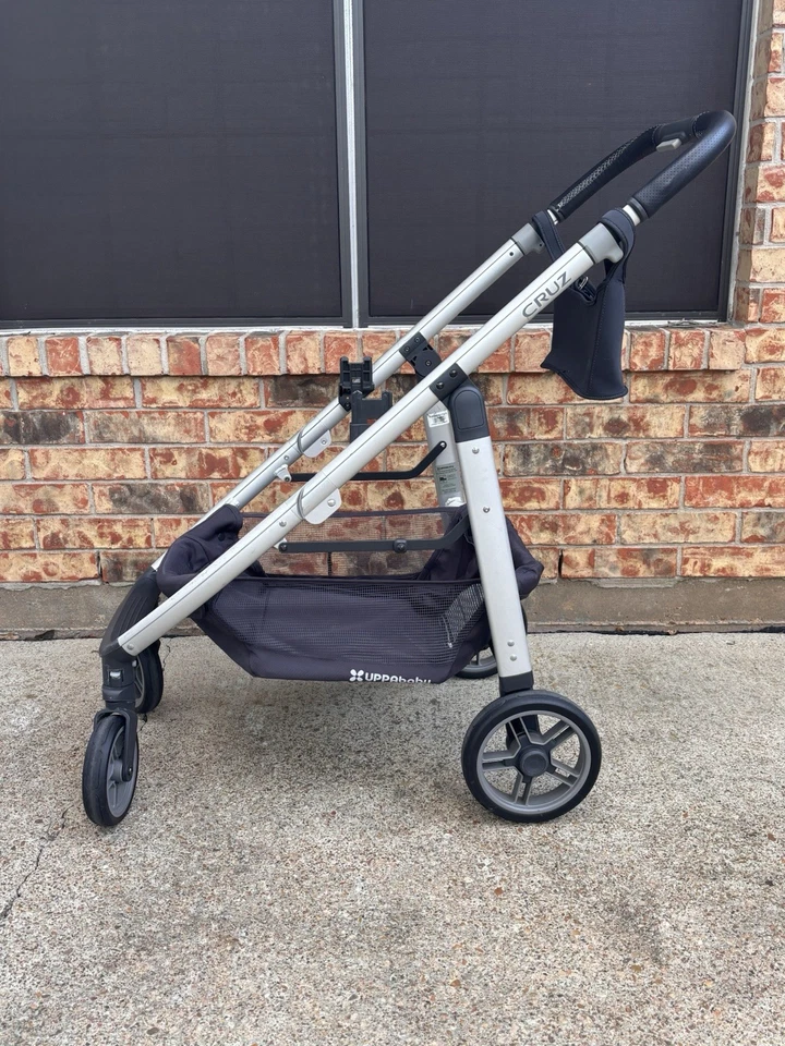 Uppababy carbon Cruz frame with storage Basket, Organizer And Wheels 2018 - Image 2 of 4