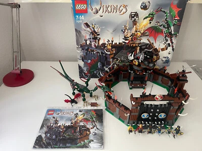 LEGO VIKINGS: VIKING FORTRESS AGAINST THE FAFNIR DRAGON (7019) - 100% COMPLETE - Bild 1 von 4