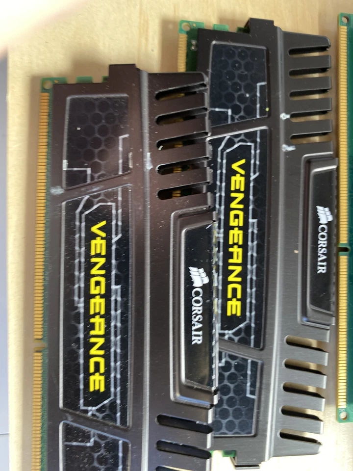 Corsair Vengeance 16GB (4 x4GB) DIMM DDR3 1600 PC3-12800 CMZ8GX3M2A1600C9 - Image 3 of 4