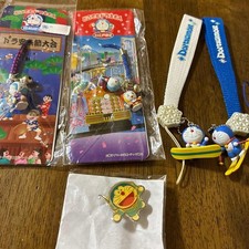Includes 4 Doraemon straps and 1 pin badge. Add pin badge